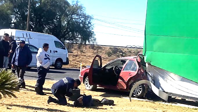 Conductora perdió control y arrolló a un automóvil