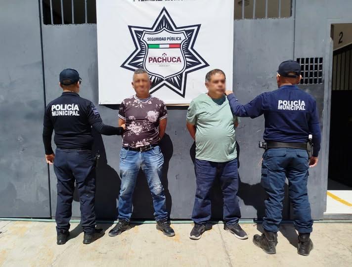 Detienen a dos tras robar la batería de un vehículo