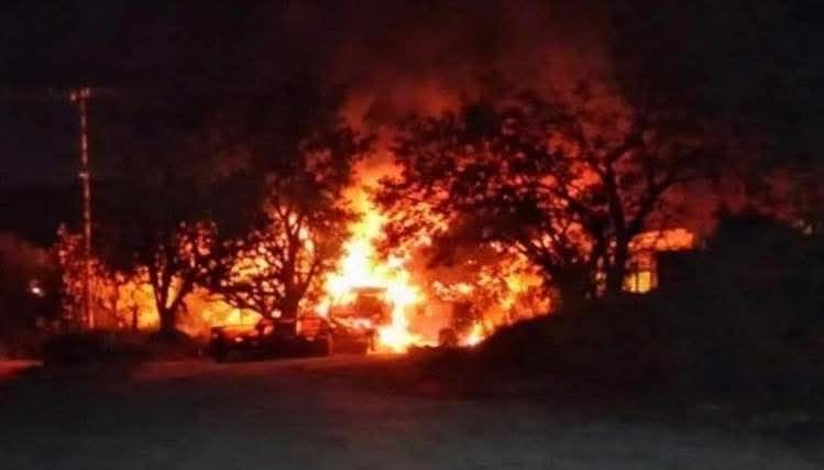 Explota vehículo con combustible