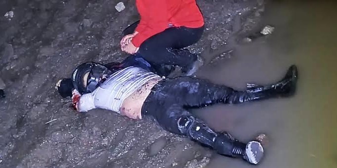 Motociclista muere al caer en una zanja