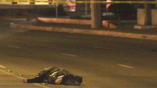 Muere arrollado por varios vehículos