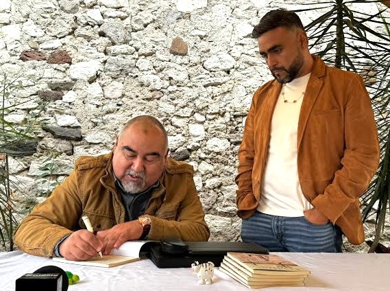 Periodista tepe Jano presenta libro Senderos