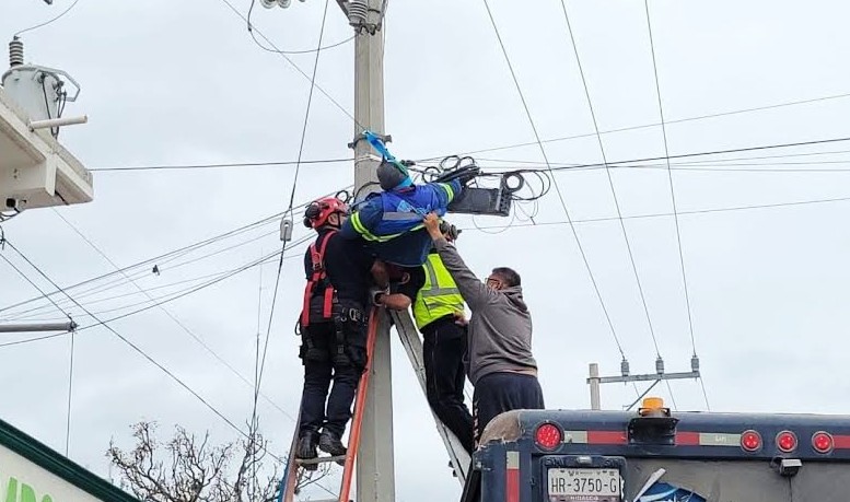 Rescatan a joven que sufrió descarga eléctrica