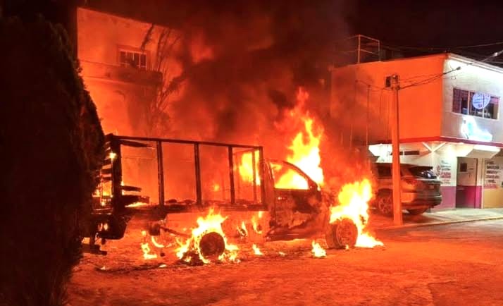 Se incendia camioneta