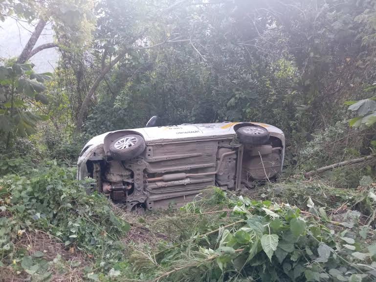 Taxi cae a una ladera