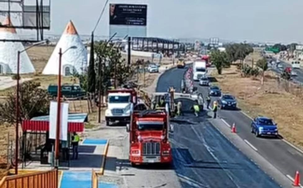 Asfalto caliente cae sobre un trabajador
