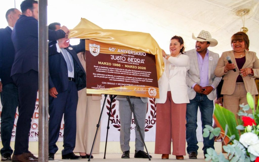 Celebran aniversario de planteles educativos