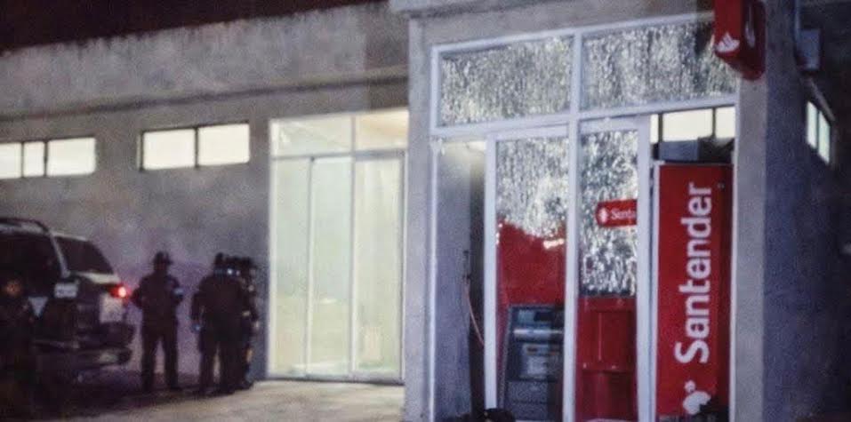 Desconocidos intentan robar cajero automático