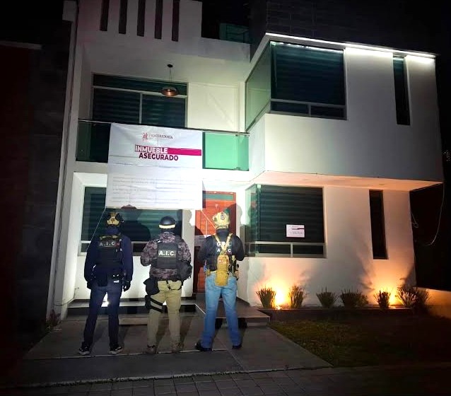 Detienen a 5 en posesión de narcóticos y un arma