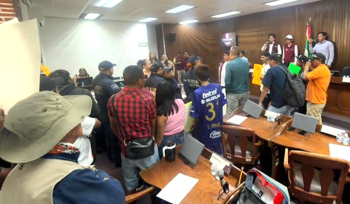 Futbolistas irrumpen en Cabildo exigen reabrir el estadio Tepeji