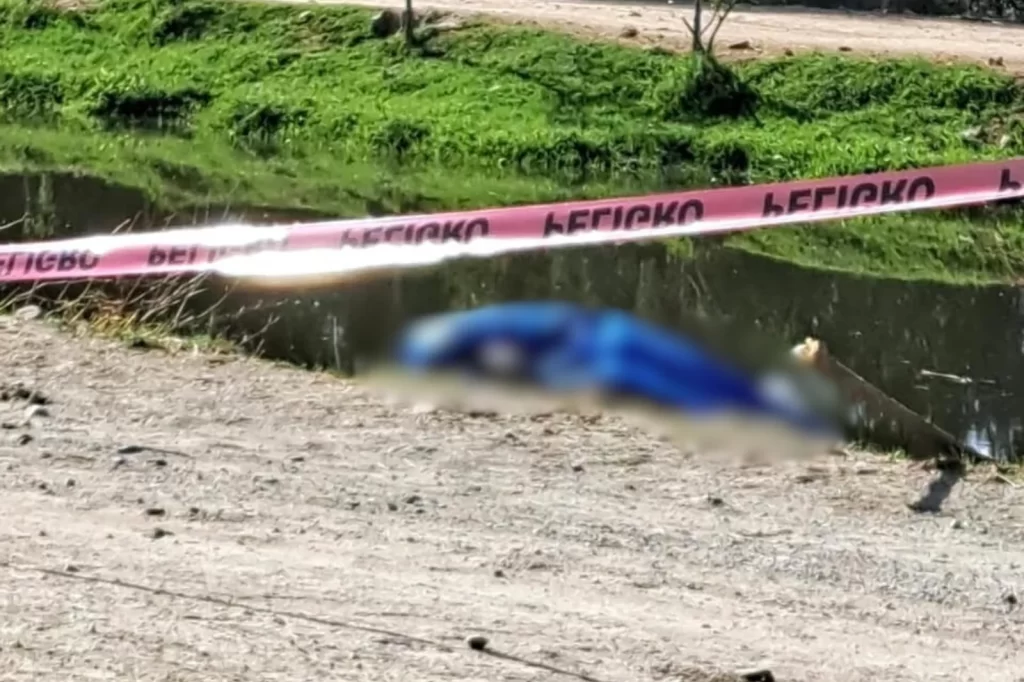 Hombre sin cabeza y en estado de descomposición