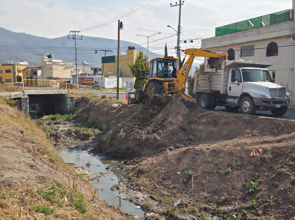 Limpian drenes; previenen inundaciones en Pachuca