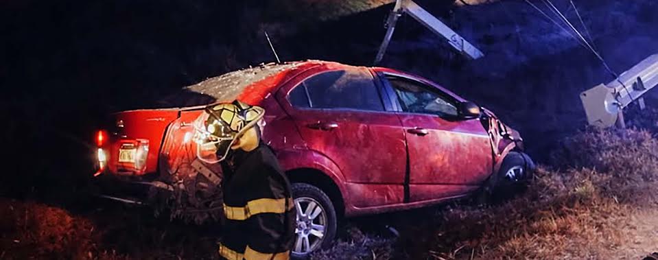 Pierde el control y choca contra un señalamiento