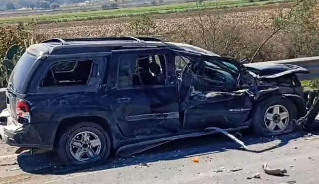 Tráiler sin control embiste camioneta