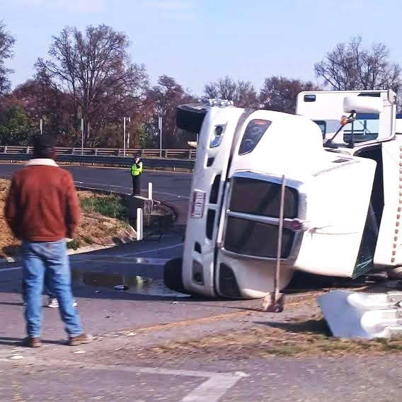 Vuelca tractocamión con maíz en la México-Tuxpan