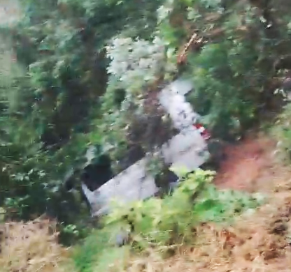 Vagoneta turística se precipita al voladero