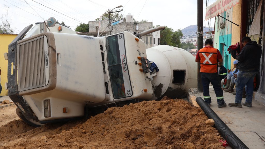 Vuelca revolvedora en obras del centro