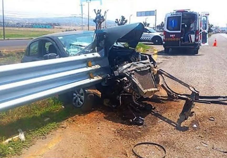 Auto choca, contra barra de contención