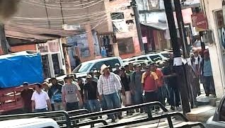 Bloquean Orizatlán por un camino no aprobado