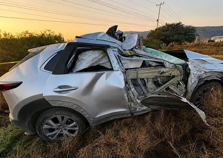 Camioneta choca con poste; hay un muerto