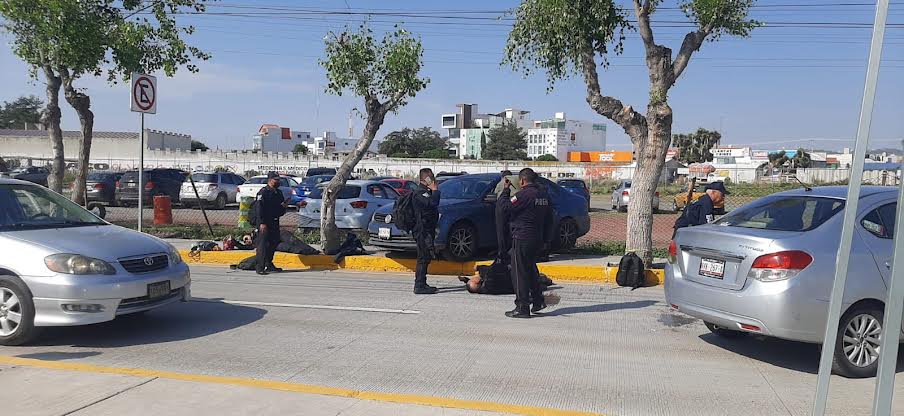 Conductora arrolla policías municipales
