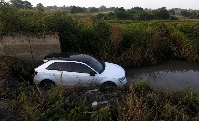 Conductora cae con vehículo a un canal