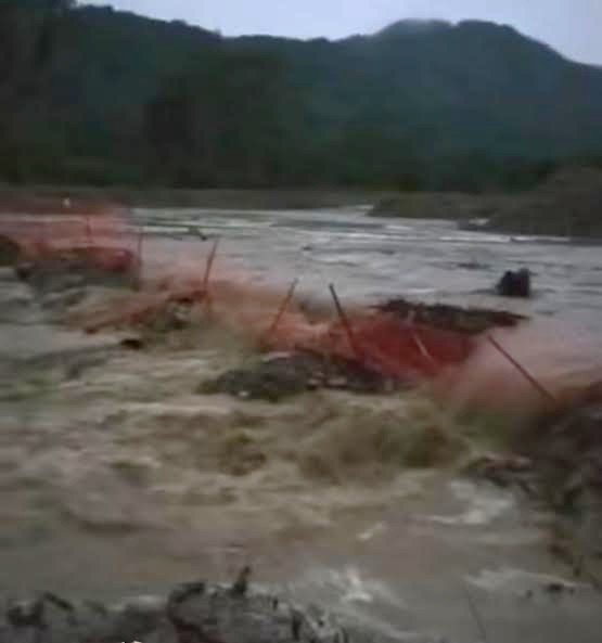 Arroyos incomunican a pueblos de Xochiatipan
