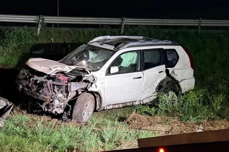 Camioneta salió del camino y volcó