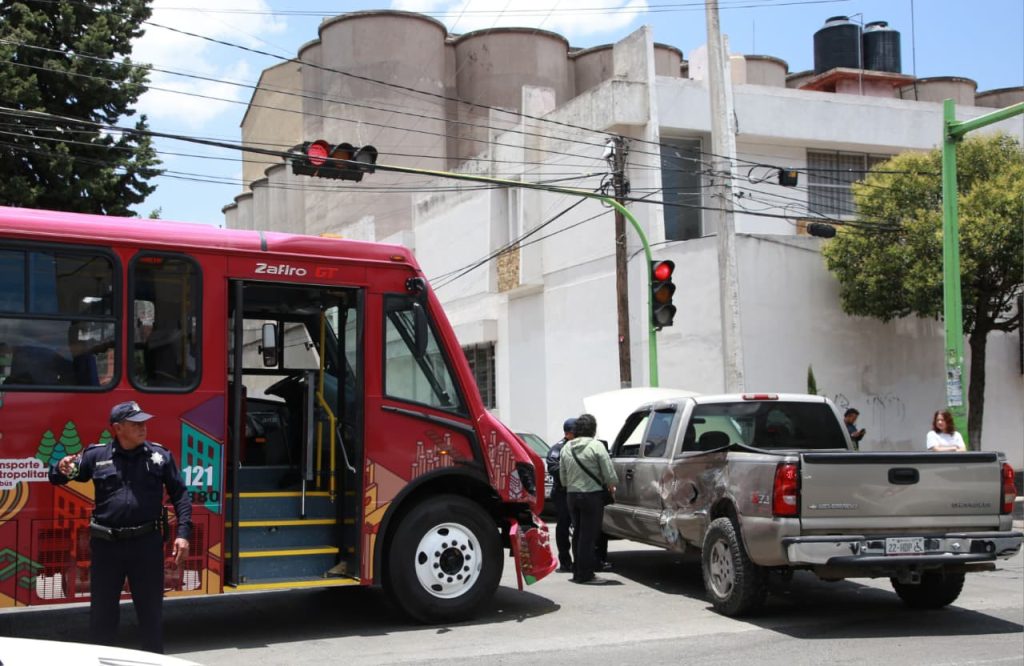 Camioneta se pasa el alto e impacta al Tuzobús