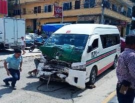 Combi sin frenos se estrella con 2 autos