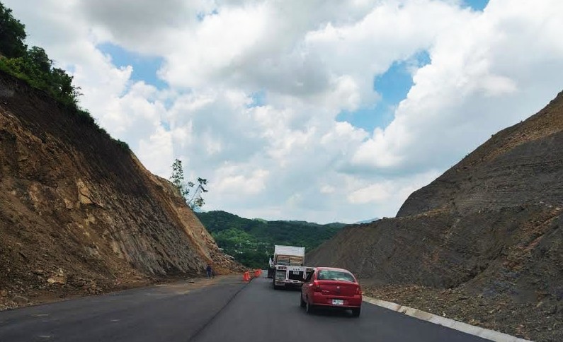Deslave reduce circulación en la Huejutla–San Felipe