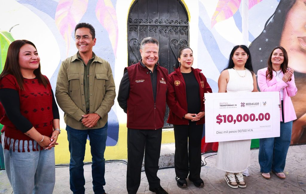 Develan mural en la Reforma