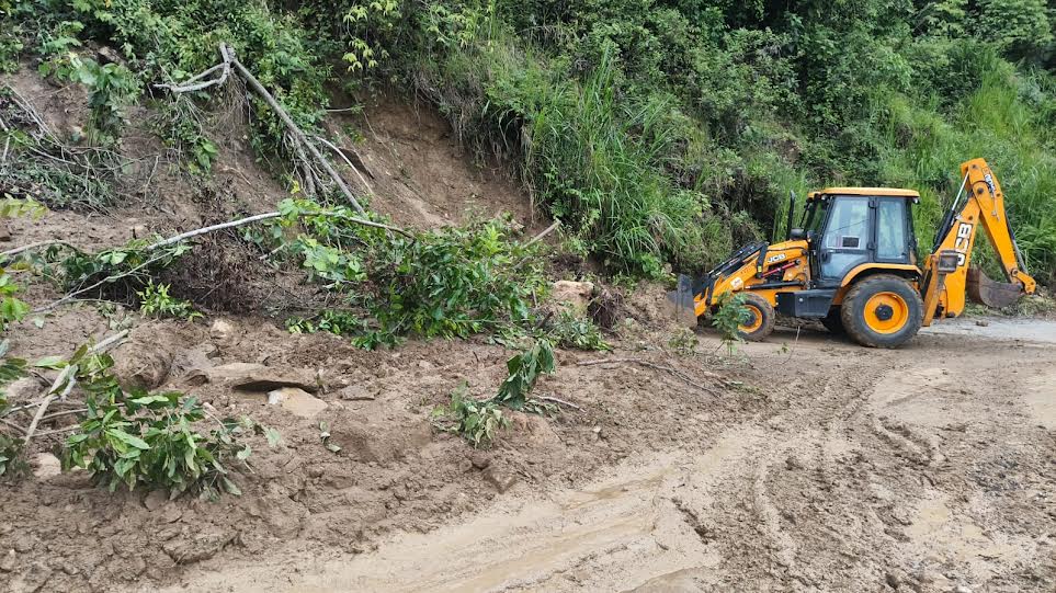Lluvias dejan cinco mil 270 metros cúbicos de derrumbes