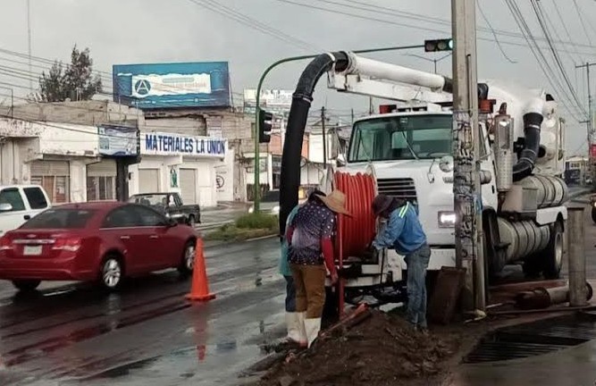 Previenen inundaciones con desazolves en Ixmiquilpan
