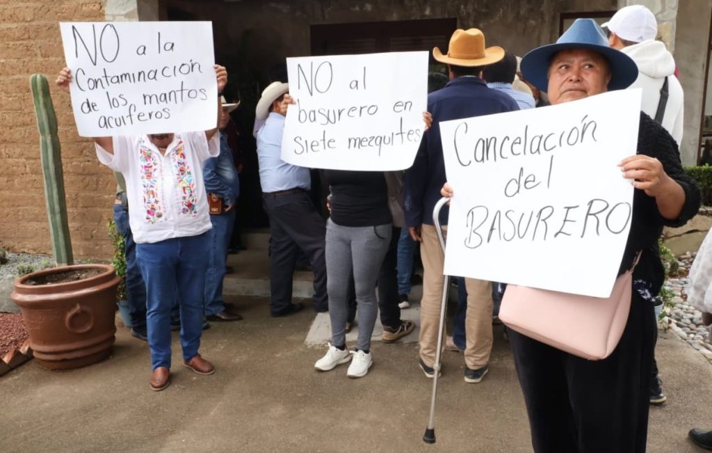 Protesta en Semarnath por un relleno sanitario