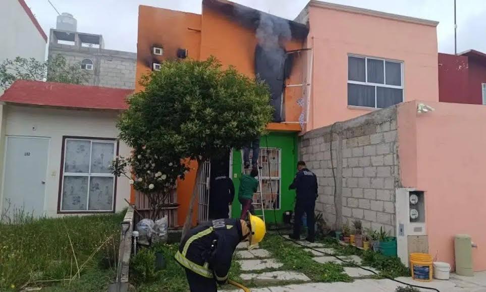 Veladora provoca incendio en la planta alta de su casa