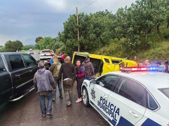 Volcadura desata riña con policías