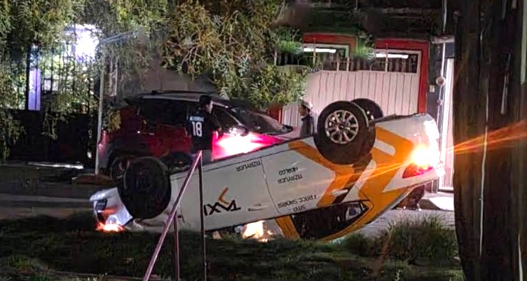 Vuelca taxis, operador resultó con lesiones