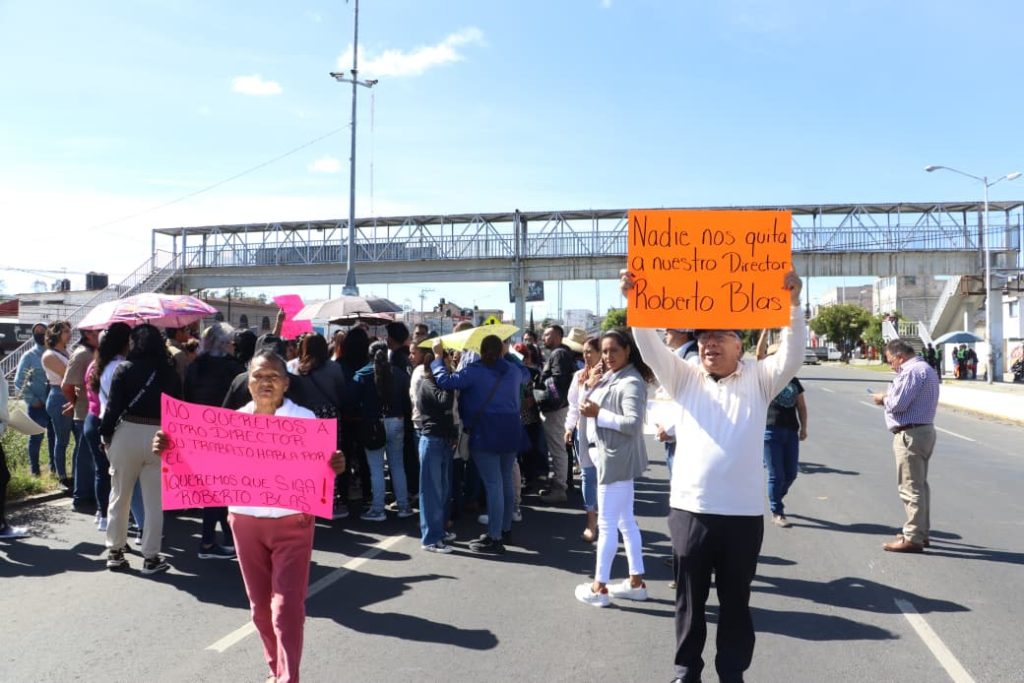 Bloquean Pachuca-Tulancingo; por un director de secundaria