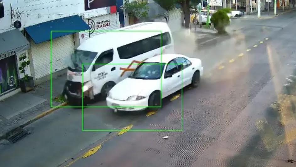 Choque de auto y combi deja cuatro lesionados