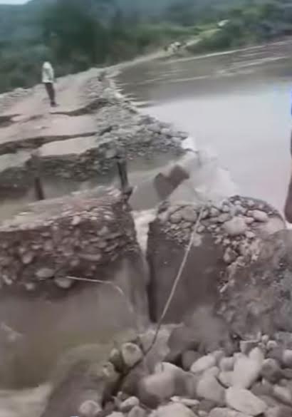 Crece río Calabozo; destruye paso provisional en Huautla
