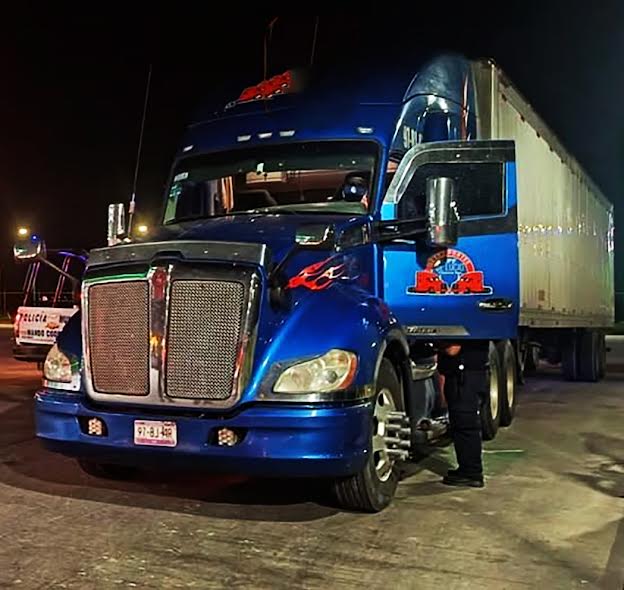 Delincuentes disparan a trailero para asaltarlo