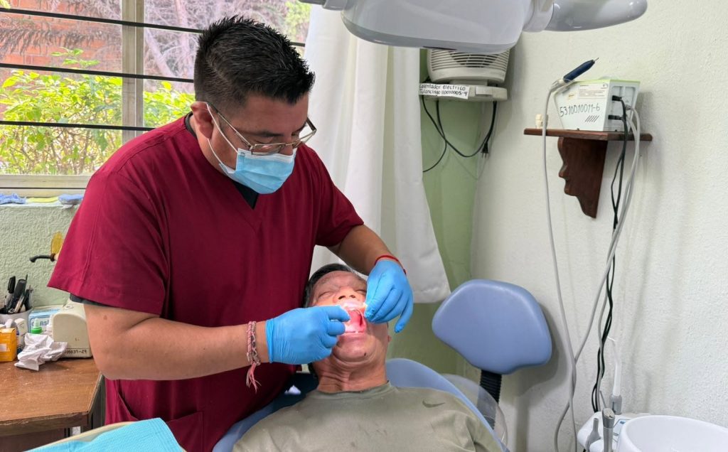 Entregan 587 prótesis dentales gratuitas para adultos mayores