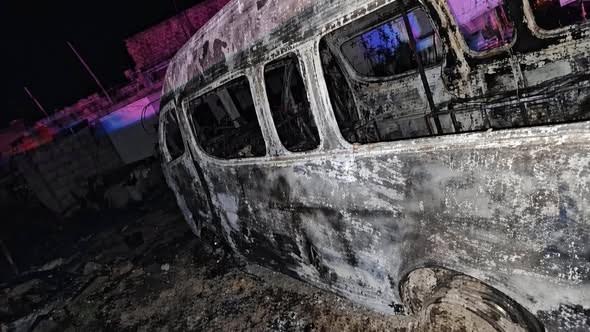 Fuego daña camioneta del Servicio público estacionada