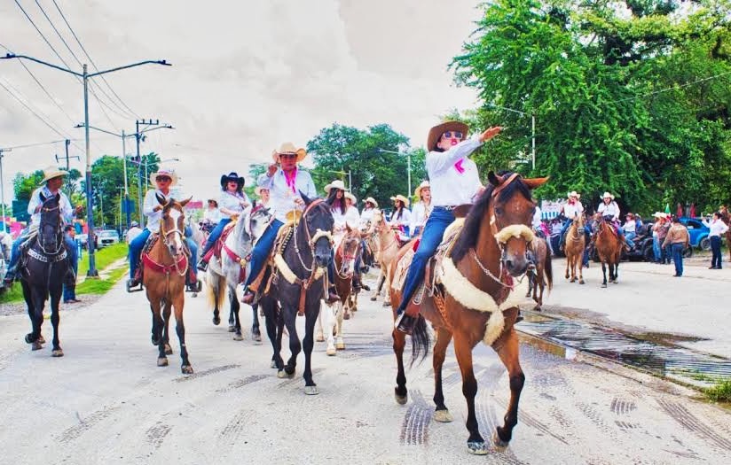 Histórica la Cabalgata Femenil en Huejutla