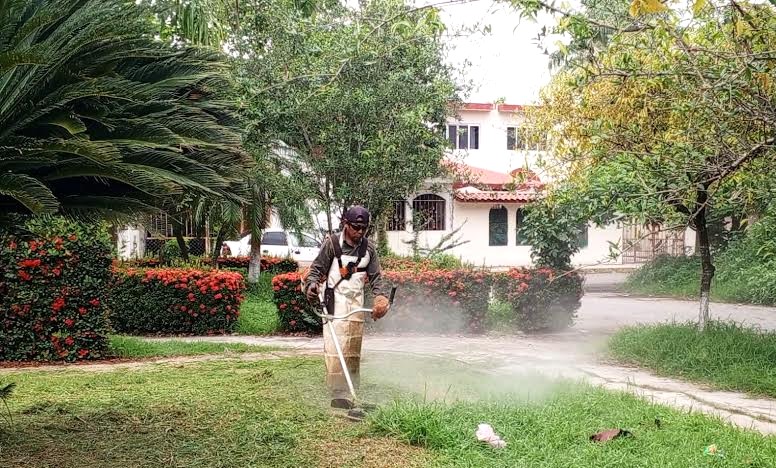 Mantenimiento mejora imagen de espacios públicos en Huejutla