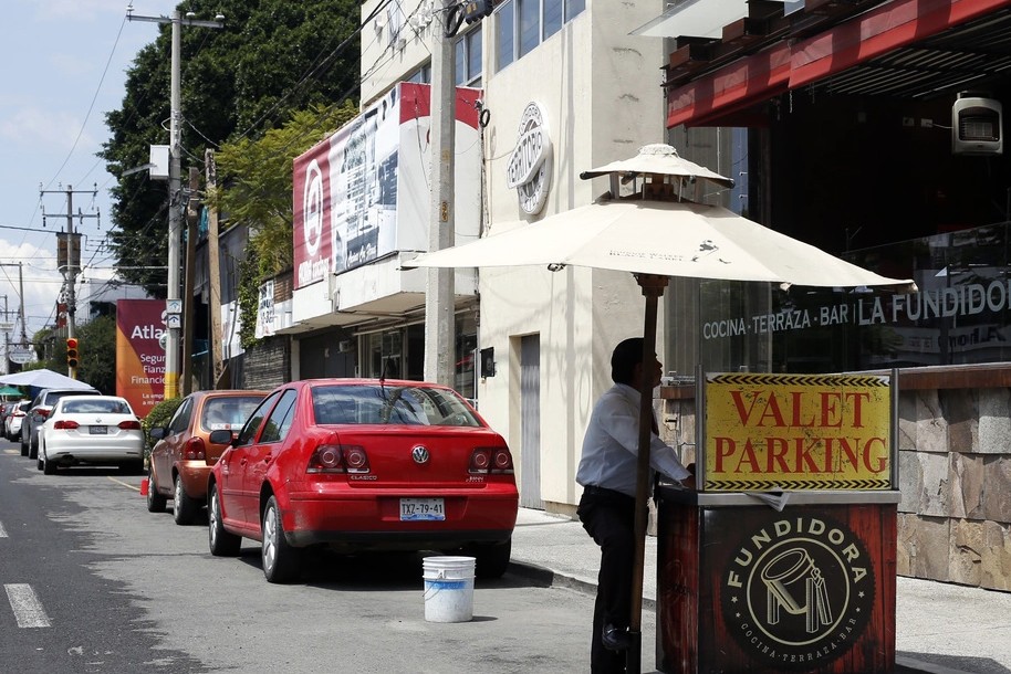 Piden liberar banquetas de valet parking en Pachuca