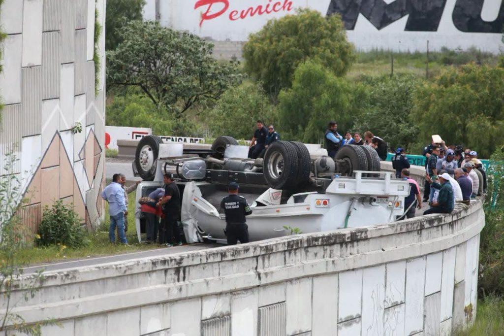 Pipa de agua vuelca; no se reportan lesionados
