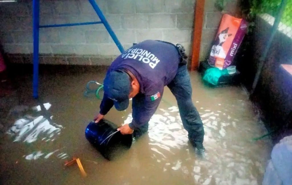 Policías ayudan a familias tras las lluvias
