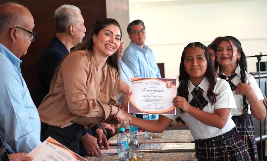 Presidente de Huejutla acompaña graduaciones